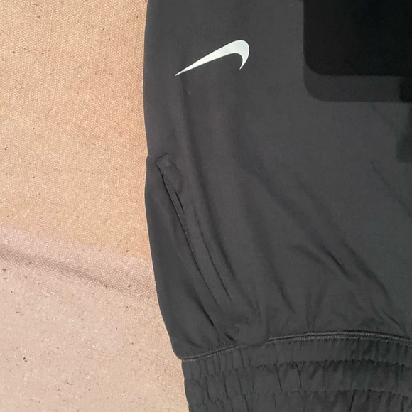Nike jogger sweatpants super soft and stretchy material - Picture 5 of 11